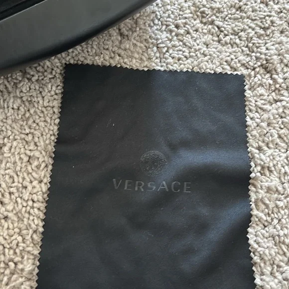 Versace sunglass case black with cleaning cloth - Picture 3 of 4